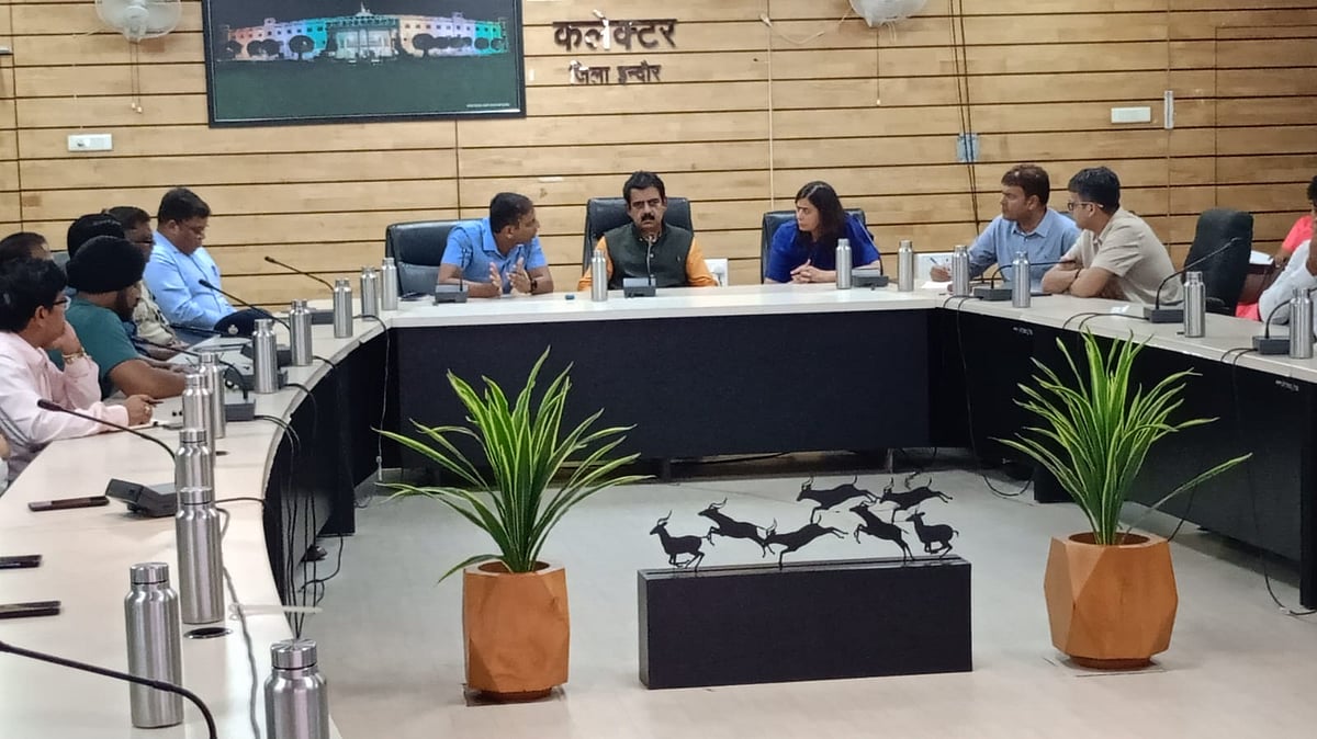 MP Shankar Lalwani chairs the meeting of Health of Indore 